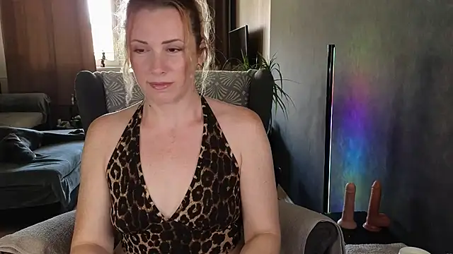 Snapshot of Sharon_Red chatting on 07/15/26, 09:14 Sharon Red online show from 07/15/26, 09:14