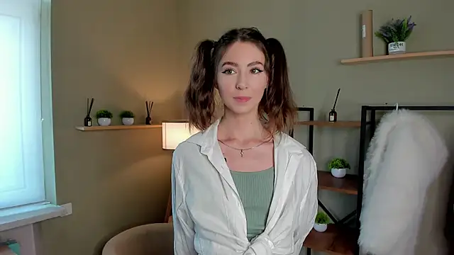 Peaches Peaches online show from 05/18/26, 10:43