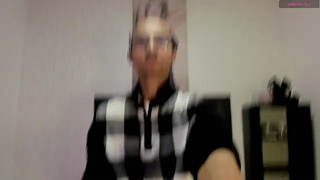 Snapshot of Oliver_Goldberg chatting on 04/13/26, 02:11 Oliver Goldberg online show from 04/13/26, 02:11