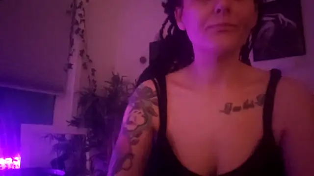 Snapshot of shyhornymommy chatting on 04/14/26, 10:38 shyhornymommy online show from 04/14/26, 10:38