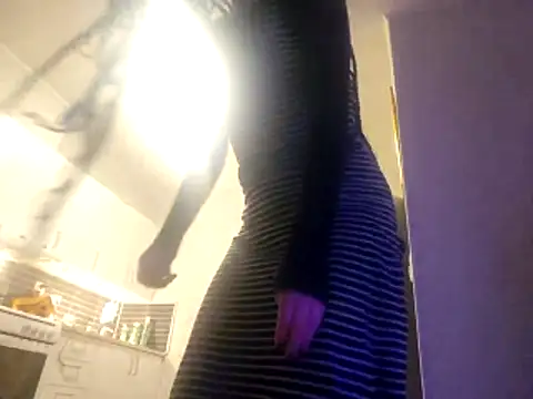 Snapshot of shyhornymommy chatting on 04/15/26, 10:43 shyhornymommy online show from 04/15/26, 10:43