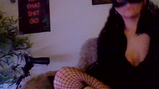 Snapshot of shyhornymommy chatting on 04/16/26, 09:39 shyhornymommy online show from 04/16/26, 09:39
