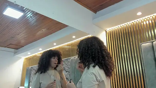 Chloe and Violeta online show from 05/16/26, 11:31