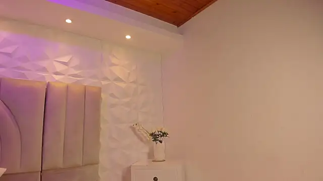 Chloe and Violeta online show from 06/18/26, 07:18