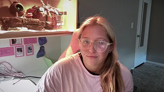 MUSCLEMOMMY1365 online show from 05/17/26, 08:49