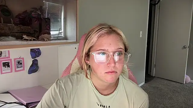 MUSCLEMOMMY1365 online show from 05/25/26, 07:09