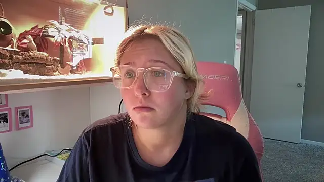 MUSCLEMOMMY1365 online show from 06/06/26, 06:12