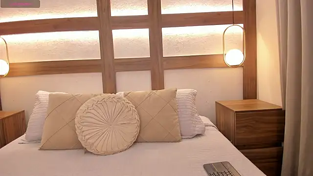 Emii Lux online show from 05/14/26, 07:42