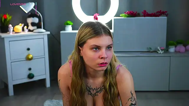 LesleeOpenshaw online show from 04/15/26, 07:58