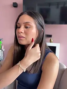 AuroraMoore Pink online show from 04/16/26, 06:19