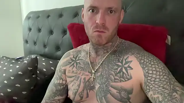 Snapshot of platinum_status chatting on 04/16/26, 02:07 platinum status online show from 04/16/26, 02:07