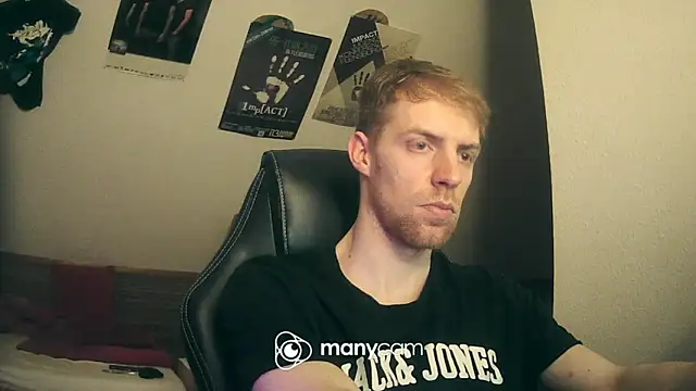 Snapshot of Milkyman7 chatting on 01/01/25, 08:15 Milkyman7 online show from 01/01/25, 08:15