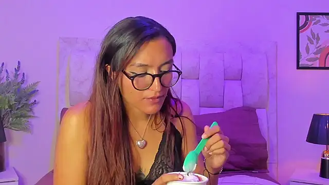 CarolinaReyy online show from 04/18/26, 07:07