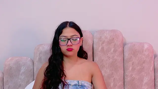 Snapshot of Emma-Rosse- chatting on 05/29/26, 02:04 Emma-Rosse- online show from 05/29/26, 02:04