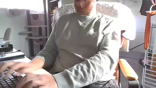 Snapshot of richard9718 chatting on 05/05/26, 03:42 richard9718 online show from 05/05/26, 03:42