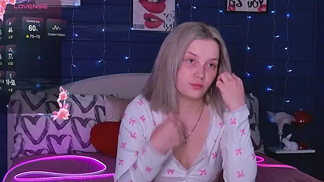 Snapshot of Crystal__Jull chatting on 05/19/26, 02:29 Crystal Jull online show from 05/19/26, 02:29