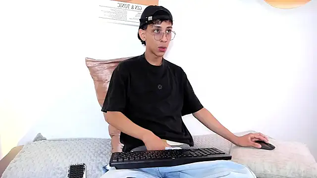 Snapshot of dax_blaze chatting on 05/15/26, 01:18 dax blaze online show from 05/15/26, 01:18