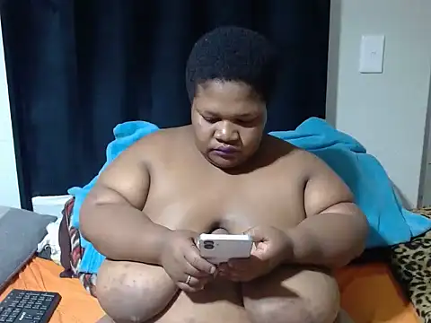 Snapshot of BBWMIDGET40 chatting on 05/17/26, 04:47 BBWMIDGET40 online show from 05/17/26, 04:47