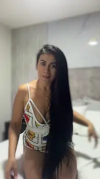 Snapshot of Laia_Hills chatting on 06/25/26, 04:01 Laia Hills online show from 06/25/26, 04:01