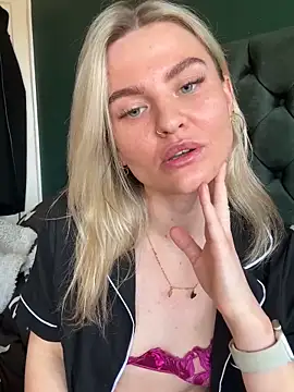 kinkykitty21 online show from 04/22/26, 10:06