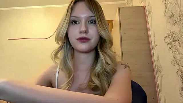 Snapshot of HoneyBlink chatting on 04/28/26, 02:11 HoneyBlink online show from 04/28/26, 02:11