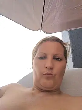 Snapshot of Divineblond chatting on 06/05/26, 12:44 Divineblond online show from 06/05/26, 12:44