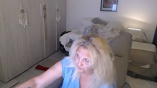 Snapshot of Divineblond chatting on 06/15/26, 09:06 Divineblond online show from 06/15/26, 09:06