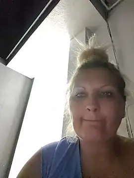 Snapshot of Divineblond chatting on 06/17/26, 07:37 Divineblond online show from 06/17/26, 07:37
