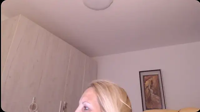 Snapshot of Divineblond chatting on 06/19/26, 10:24 Divineblond online show from 06/19/26, 10:24