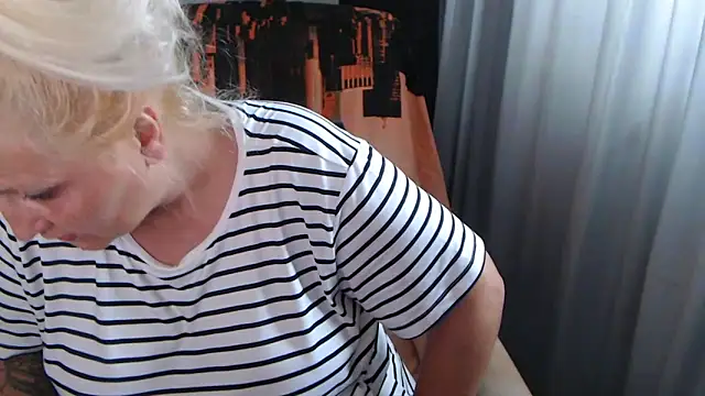 Snapshot of Divineblond chatting on 06/22/26, 01:41 Divineblond online show from 06/22/26, 01:41