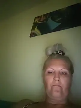 Snapshot of Divineblond chatting on 06/28/26, 06:58 Divineblond online show from 06/28/26, 06:58