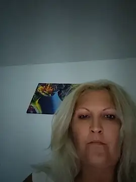 Snapshot of Divineblond chatting on 07/09/26, 08:35 Divineblond online show from 07/09/26, 08:35