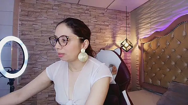 Snapshot of stephaniesun_ chatting on 04/27/26, 01:20 stephaniesun online show from 04/27/26, 01:20