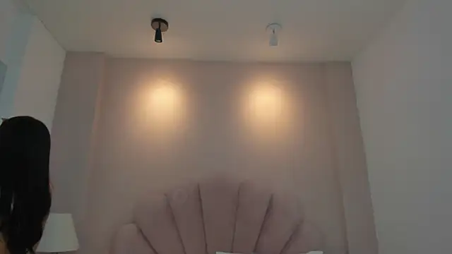 Chloe Thomsoon  online show from 05/04/26, 07:54