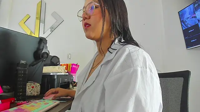 Chloe Thomsoon  online show from 05/09/26, 07:52