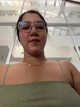 Chloe Thomsoon  online show from 06/02/26, 08:00