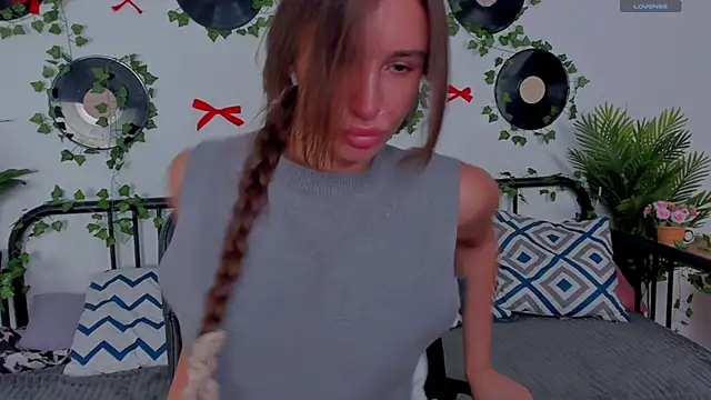 NicoleWells22 online show from 06/10/26, 07:18