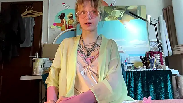 Snapshot of sarawhisperr chatting on 04/30/26, 12:11 sarawhisperr online show from 04/30/26, 12:11