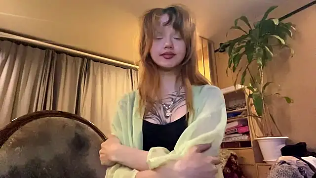 Snapshot of sarawhisperr chatting on 05/15/26, 04:47 sarawhisperr online show from 05/15/26, 04:47