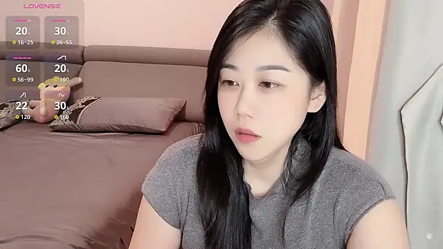 Snapshot of F-Yuwei chatting on 06/11/26, 08:23 F-Yuwei online show from 06/11/26, 08:23