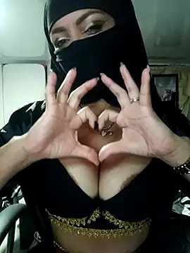 Snapshot of nadia__abaud chatting on 03/10/25, 11:27 nadia abaud online show from 03/10/25, 11:27