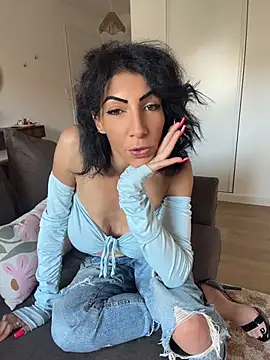 Yasmiinee online show from 05/22/26, 05:40