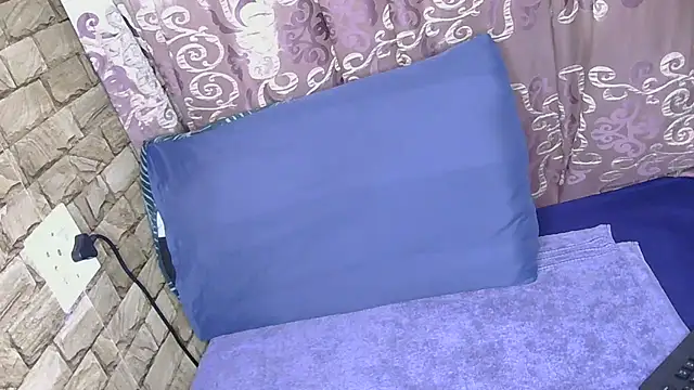 Sweethoneyglow online show from 05/18/26, 07:25