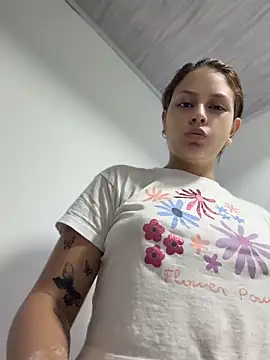Snapshot of HayleyRoss_ chatting on 06/20/26, 10:23 HayleyRoss online show from 06/20/26, 10:23