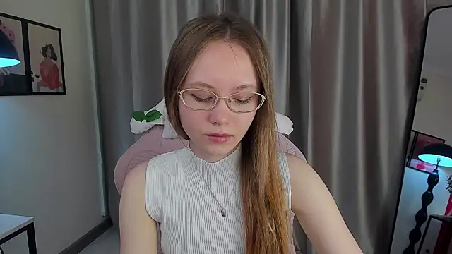 FloraLarsson online show from 05/15/26, 03:46