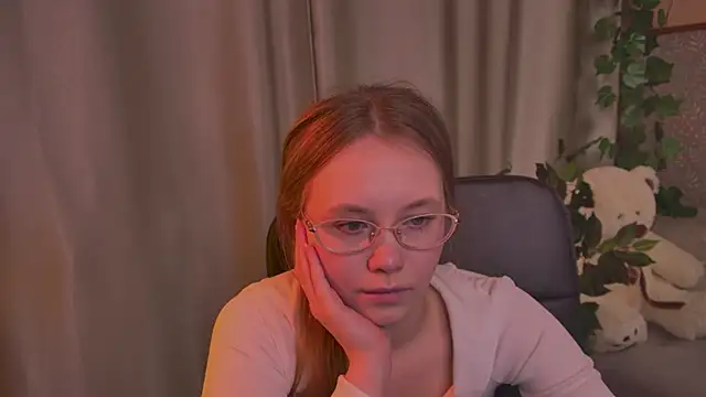 FloraLarsson online show from 06/05/26, 06:52