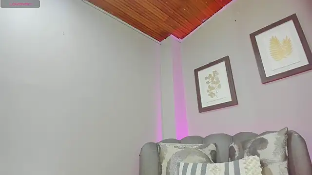 Roxanna moore online show from 06/25/26, 05:07