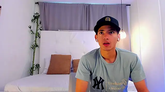 Snapshot of Alejo-and-Thiago chatting on 06/23/26, 12:25 Alejo-and-Thiago online show from 06/23/26, 12:25