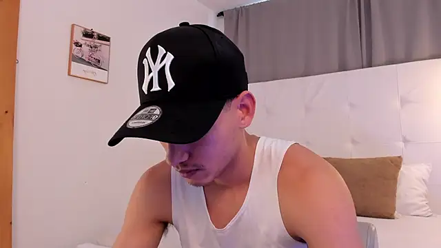 Snapshot of Alejo-and-Thiago chatting on 06/26/26, 12:31 Alejo-and-Thiago online show from 06/26/26, 12:31