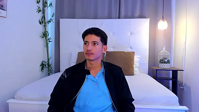 Snapshot of Alejo-and-Thiago chatting on 07/20/26, 01:24 Alejo-and-Thiago online show from 07/20/26, 01:24